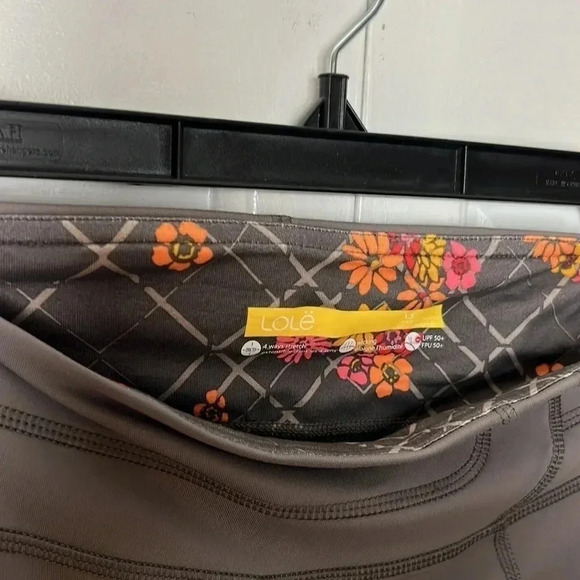 NWT LOLE RUN CAPRIS LOLE LEGGINGS XS GREY WITH YELLOW TRIM LOGO  REG 80$ - Picture 9 of 14